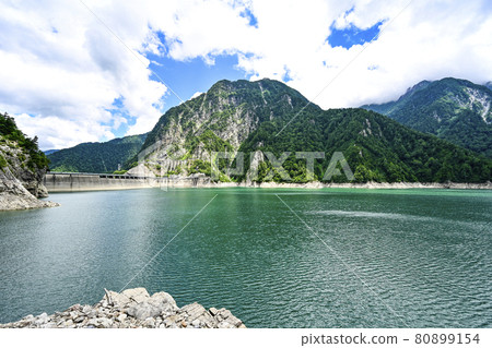 從遊船平台看到的黑部湖、黑部水壩堤防和赤澤山 80899154