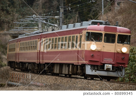 Express train 475 series running on the Hokuriku Main Line (revival express color) Express train 475 series running on the Hokuriku Main Line (revival express color) 80899345