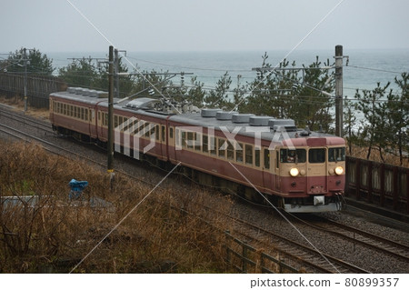 Express train 475 series running on the Hokuriku Main Line (revival express color) 80899357