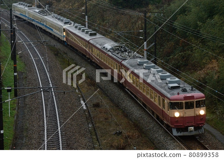 Express train 475 series running on the Hokuriku Main Line (revival express color) 80899358
