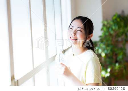女性通過室內運動補水 女性通過室內運動補水 80899428