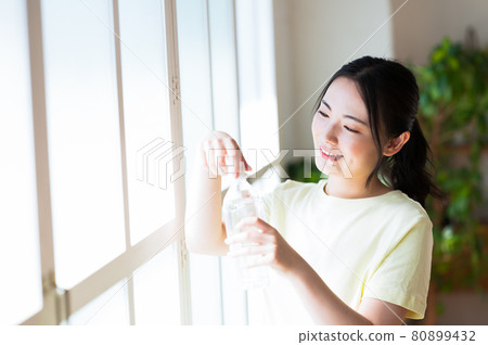 女性通過室內運動補水 女性通過室內運動補水 80899432