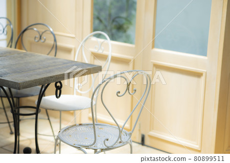 咖啡廳內：帶折疊門的露台 80899511