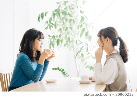 兩個女人在咖啡館聊天 80900232