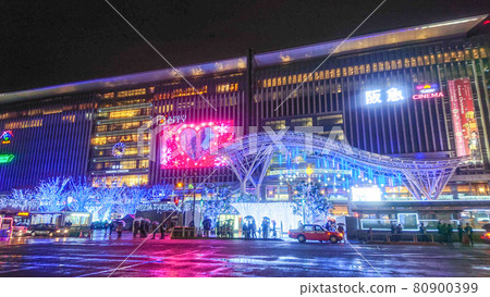 被聖誕彩燈點亮的雨後的JR博多站 80900399