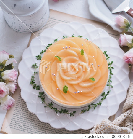 下午茶時間與稀有的玫瑰圖案桃子芝士蛋糕 80901066