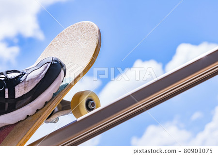 Skateboard [Image of popular sports] 80901075