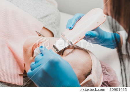 Moisturizing the face and removing keratinized old skin, the beautician uses ultrasound with microvibrations. 80901455