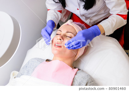 Washing the face before the ultrasonic cleansing procedure, the procedure of recovery and freshness of the facial skin. Washing the face before the ultrasonic cleansing procedure, the procedure of recovery and freshness of the facial skin. 80901460