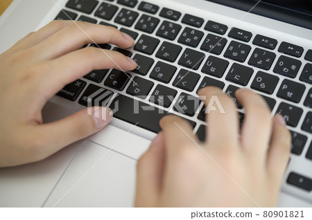 舉手敲電腦鍵盤 80901821