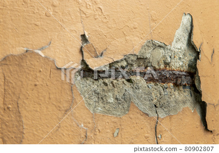 The damaged concrete pillars has cracks is visible to the internal steel bar. The damaged concrete pillars has cracks is visible to the internal steel bar. 80902807