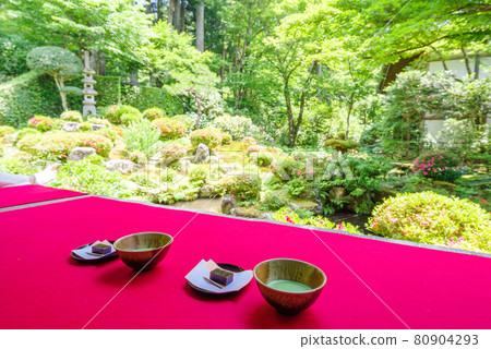 [Engawa] Tea time on the porch 80904293