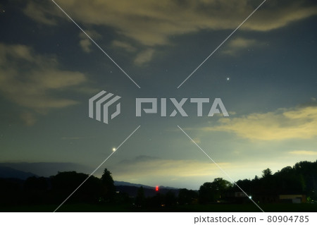 Jupiter (lower left) and Saturn (upper right) rising in the eastern sky nearing the darkness of Hakushu-cho, Hokuto City Jupiter (lower left) and Saturn (upper right) rising in the eastern sky nearing the darkness of Hakushu-cho, Hokuto City 80904785