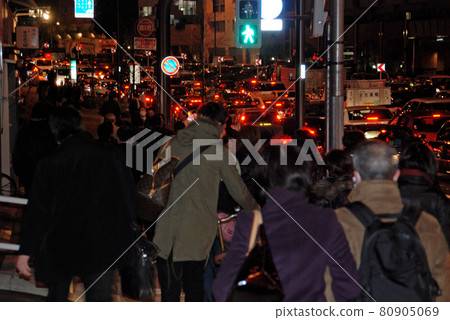 <Tokyo> Roads in Tokyo that are crowded with people who have difficulty returning home due to the Great East Japan Earthquake and traffic jams. <Tokyo> Roads in Tokyo that are crowded with people who have difficulty returning home due to the Great East Japan Earthquake and traffic jams. 80905069
