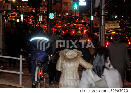 <Tokyo> Roads in Tokyo that are crowded with people who have difficulty returning home due to the Great East Japan Earthquake and traffic jams. 80905070