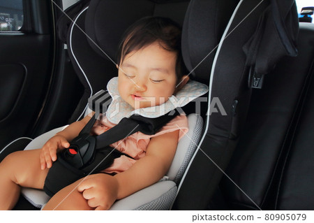 Baby in a car seat while driving 80905079