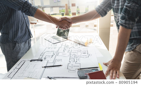 Handshaking between an architect and a contractor of agreement after collaboration 80905194