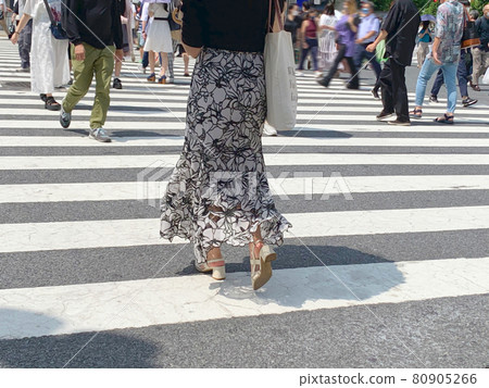 People crossing the scrambled intersection 80905266
