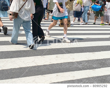 人們穿越混亂的十字路口 人們穿越混亂的十字路口 80905292