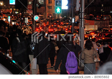 <東京> 因東日本大地震和交通擁堵而難以回家的人擠滿了東京的道路。 80905602