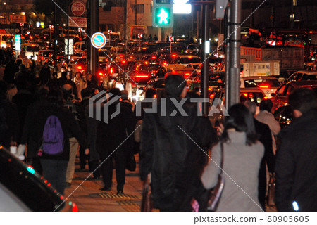 <Tokyo> Roads in Tokyo that are crowded with people who have difficulty returning home due to the Great East Japan Earthquake and traffic jams. <Tokyo> Roads in Tokyo that are crowded with people who have difficulty returning home due to the Great East Japan Earthquake and traffic jams. 80905605