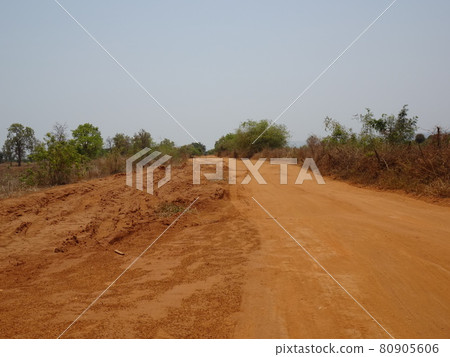 [Madagascar] Off-road of dry red soil 80905606