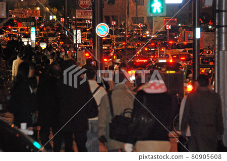 <東京> 因東日本大地震和交通擁堵而難以回家的人擠滿了東京的道路。 <東京> 因東日本大地震和交通擁堵而難以回家的人擠滿了東京的道路。 80905608