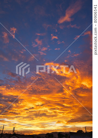 Cloud pattern of sunrise and sunset 80906541