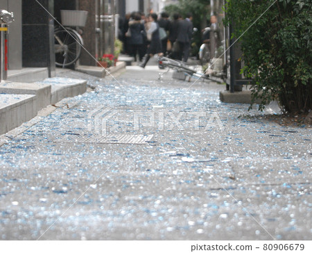 <Tokyo> Sidewalks with scattered windowpanes broken due to the Great East Japan Earthquake 80906679