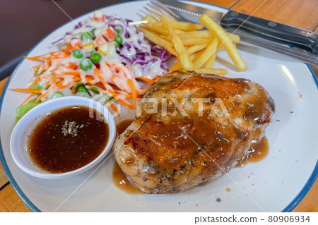 Pork bones on black pepper Pork bones on black pepper 80906934