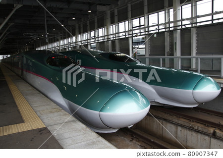 Hokkaido Shinkansen E5 series stopped at Shin-Hakodate Hokuto Station 80907347