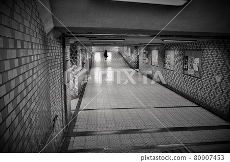 A less popular underpass leading to the station 80907453