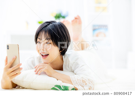 Female living alone home 80908417