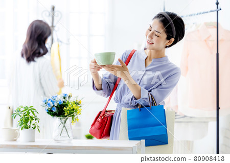 Women shopping fun 80908418