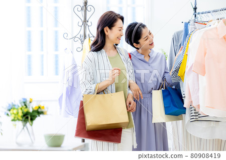 Shopping with parents and children 80908419