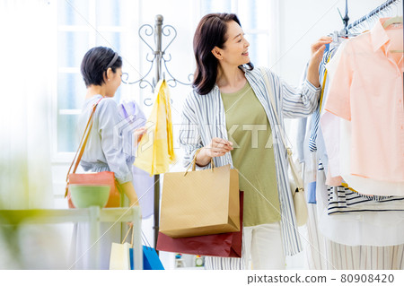 一個女人購物的場景 80908420