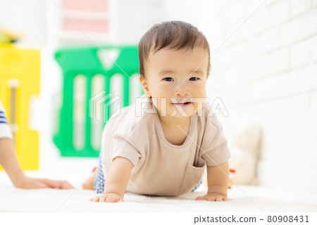 Image of baby approaching high high 80908431
