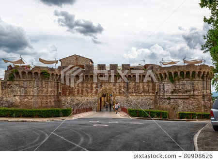 Colle Val d'Elsa, medieval gate and bridge of the city of Porta Nova. Frontal view, people are entering. Province of Siena, Tuscany, Italy. Colle Val d'Elsa, medieval gate and bridge of the city of Porta Nova. Frontal view, people are entering. Province of Siena, Tuscany, Italy. 80908626