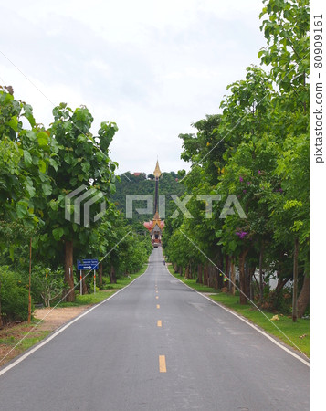 Wat Phra Puttabad Turkpar 寺（泰國南奔府）和山頂的佛塔 80909161