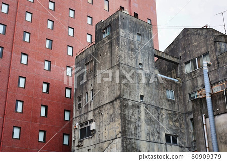 在骯髒的混凝土裸樓後面 80909379