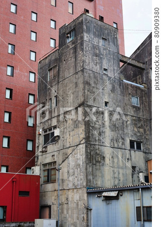 在骯髒的混凝土裸樓後面 80909380