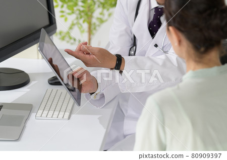 Medical image Doctor and patient face-to-face 80909397