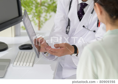Medical image Doctor and patient face-to-face 80909398