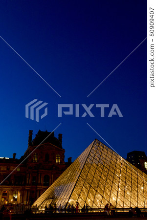 Louvre Museum Paris evening view 80909407