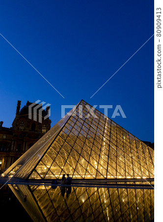 巴黎盧浮宮夜景 80909413