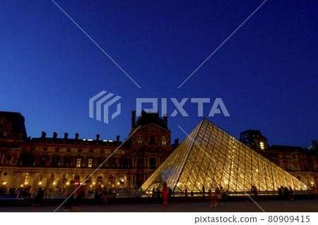 Louvre Museum Paris evening view 80909415