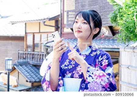 穿著浴衣在京都觀光的女性 80910066