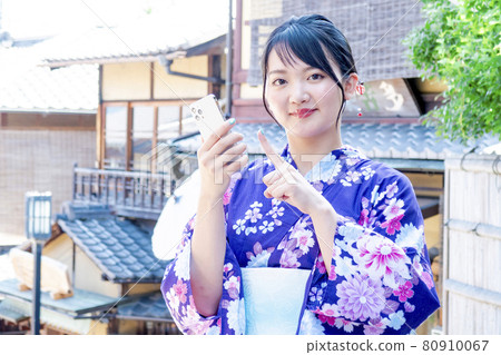 穿著浴衣在京都觀光的女性 穿著浴衣在京都觀光的女性 80910067
