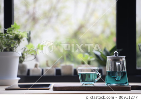 Butterfly pea tea juice and tablet on wooden table Butterfly pea tea juice and tablet on wooden table 80911277