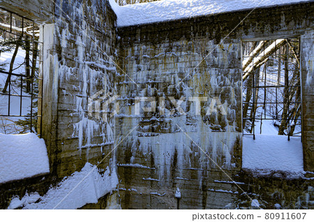 加拿大的寒冷廢墟 80911607